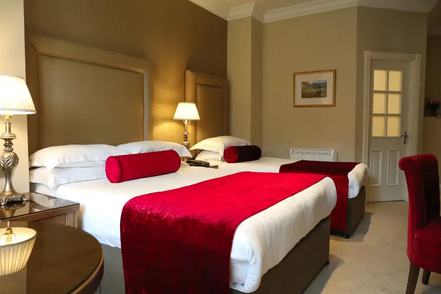 International Hotel Killarney bedroom